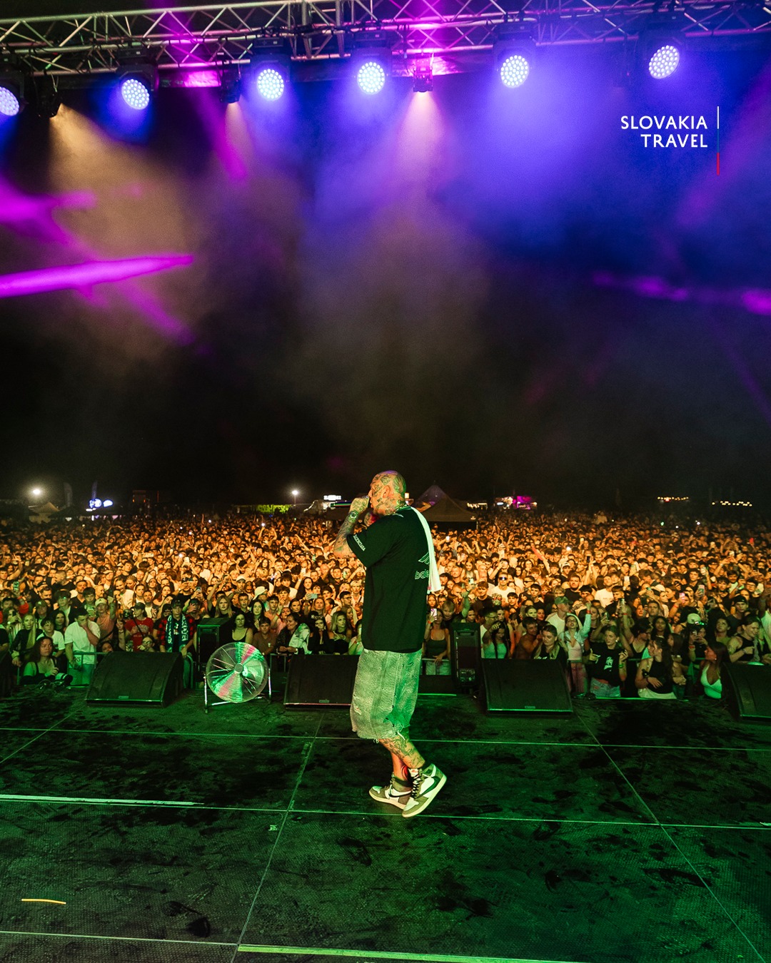 🇸🇰 SLOVENSKO ŽIJE HUDBOU Festivaly nie sú len o stagei. Sú o cestovaní, stretávaní, atmosfére a momentoch, ktoré si ľu