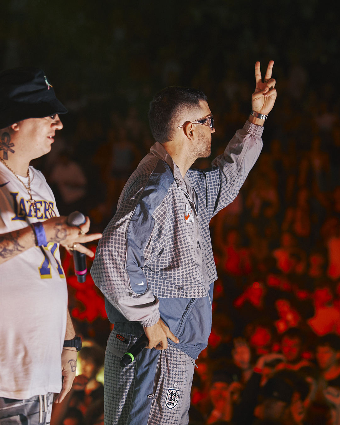💣 PIL C & LUCA BRASSI10X × HHŽ LETO 2026 Silné bary, svetlá telefónov a momenty priamo medzi pódiom a davom. Pil C a Lu