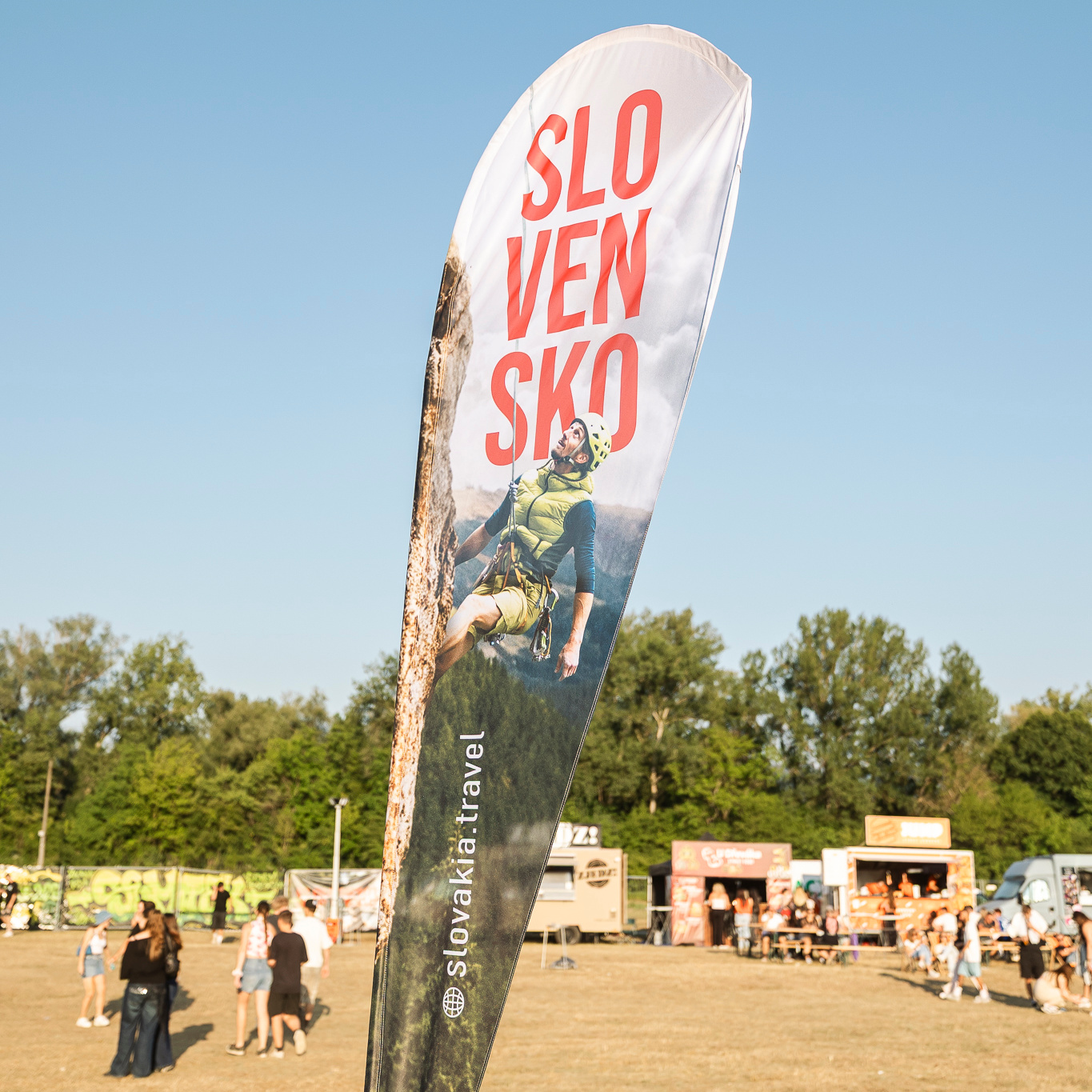 🇸🇰 SLOVAKIA TRAVEL × HIP HOP ŽIJE 2026 Za hudbou sa oplatí vyraziť aj ďalej než za roh. Najmä keď ide celá partia! 🗺️